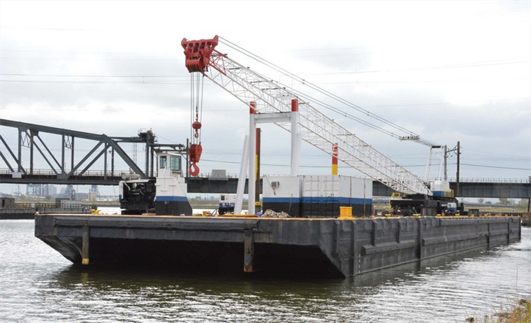 200 ton Crane Barge w/ American 9520 mounted crane